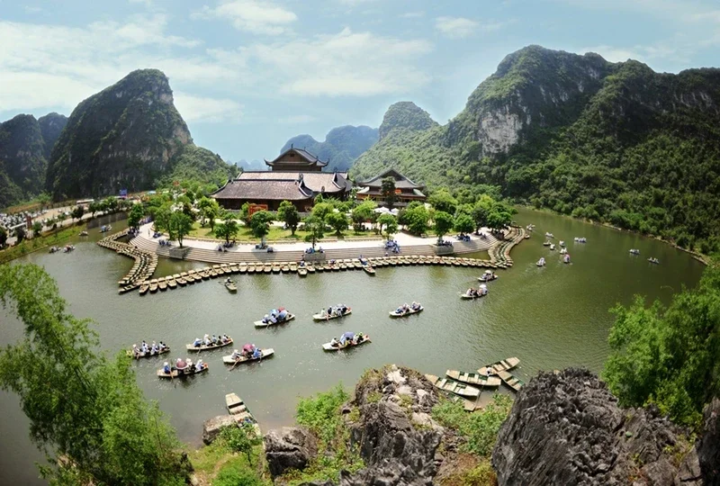 A peaceful boat ride in Trang An is a must-do after taking the Ha Long Ninh Binh bus.