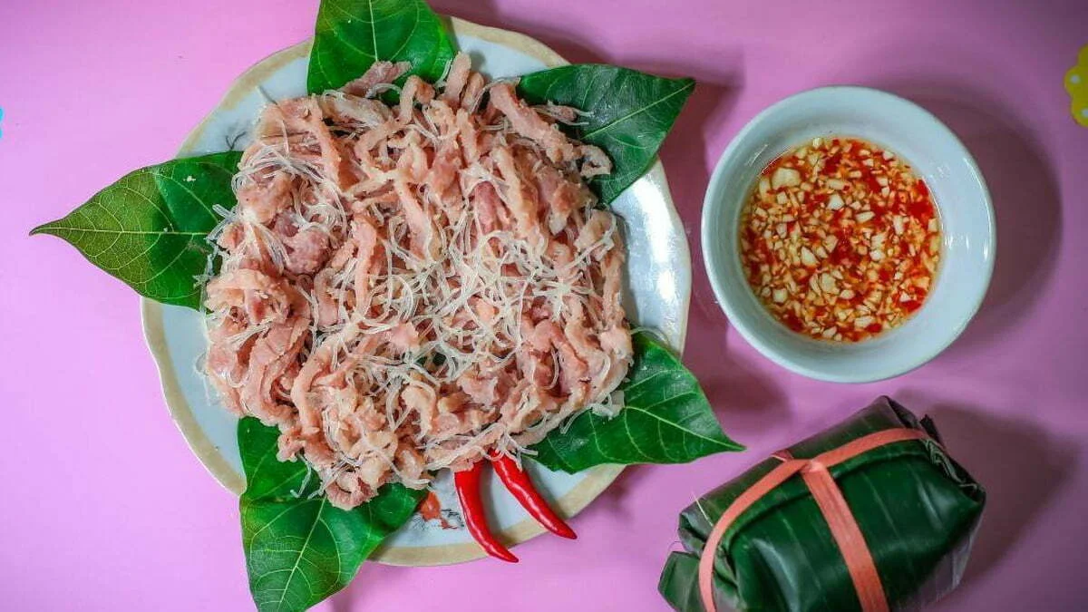 A traditional platter of Ninh Binh mountain goat meat served with herbs, ginger, and sesame