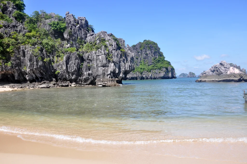 Scenic views and travel preparation for the Ha Long to Cao Bang route