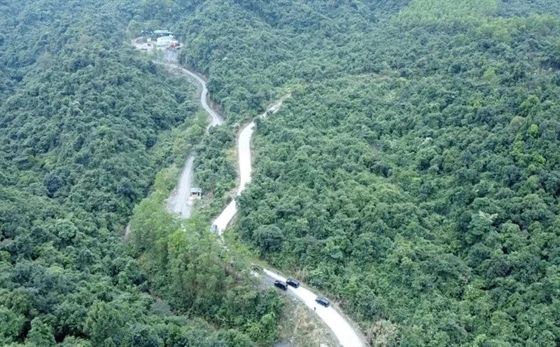 Route from Ha Long to Yen Tu with mountain and forest views.