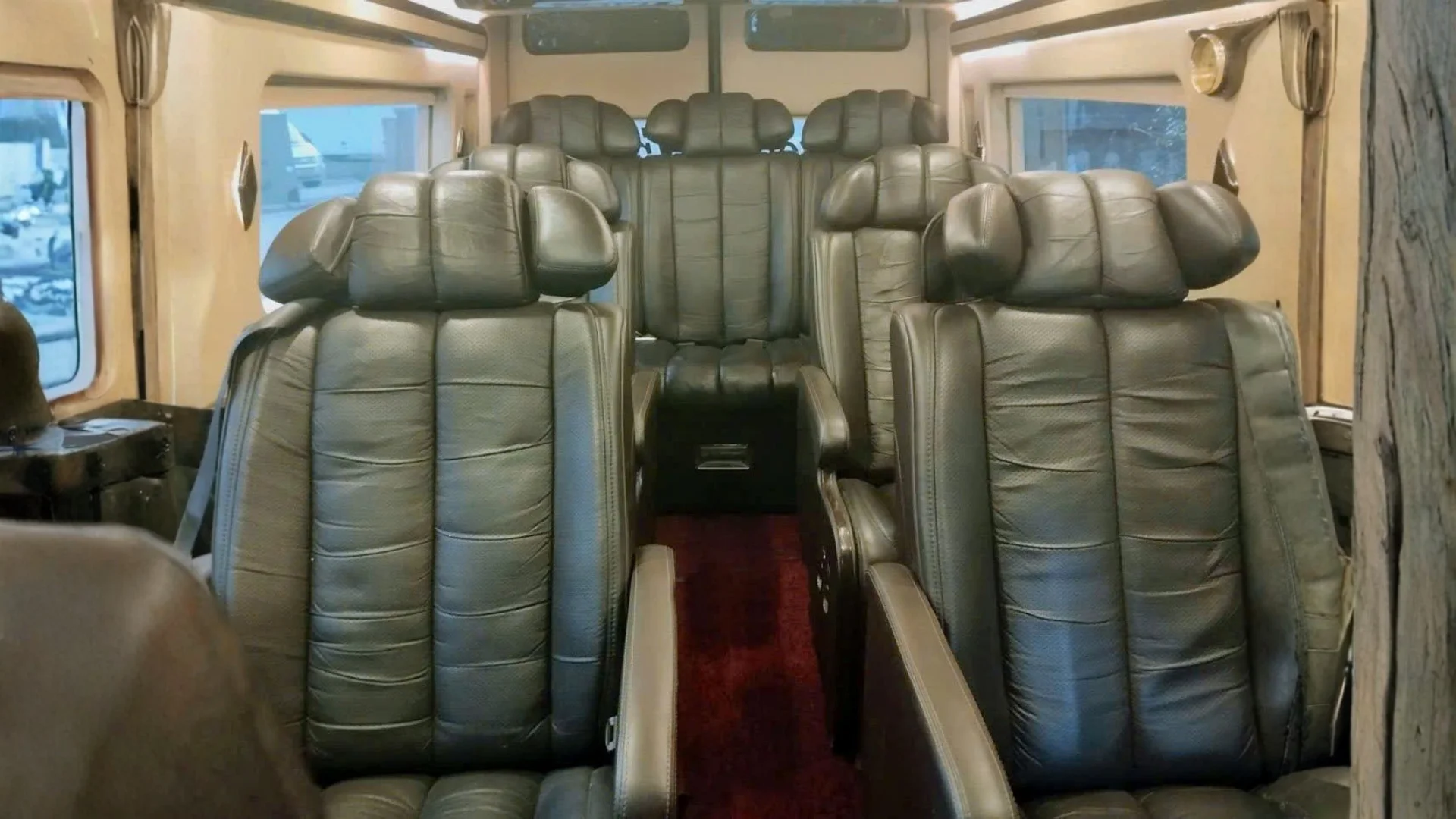 Interior design and comfort features of a luxury Yen Tu to Ha Noi bus