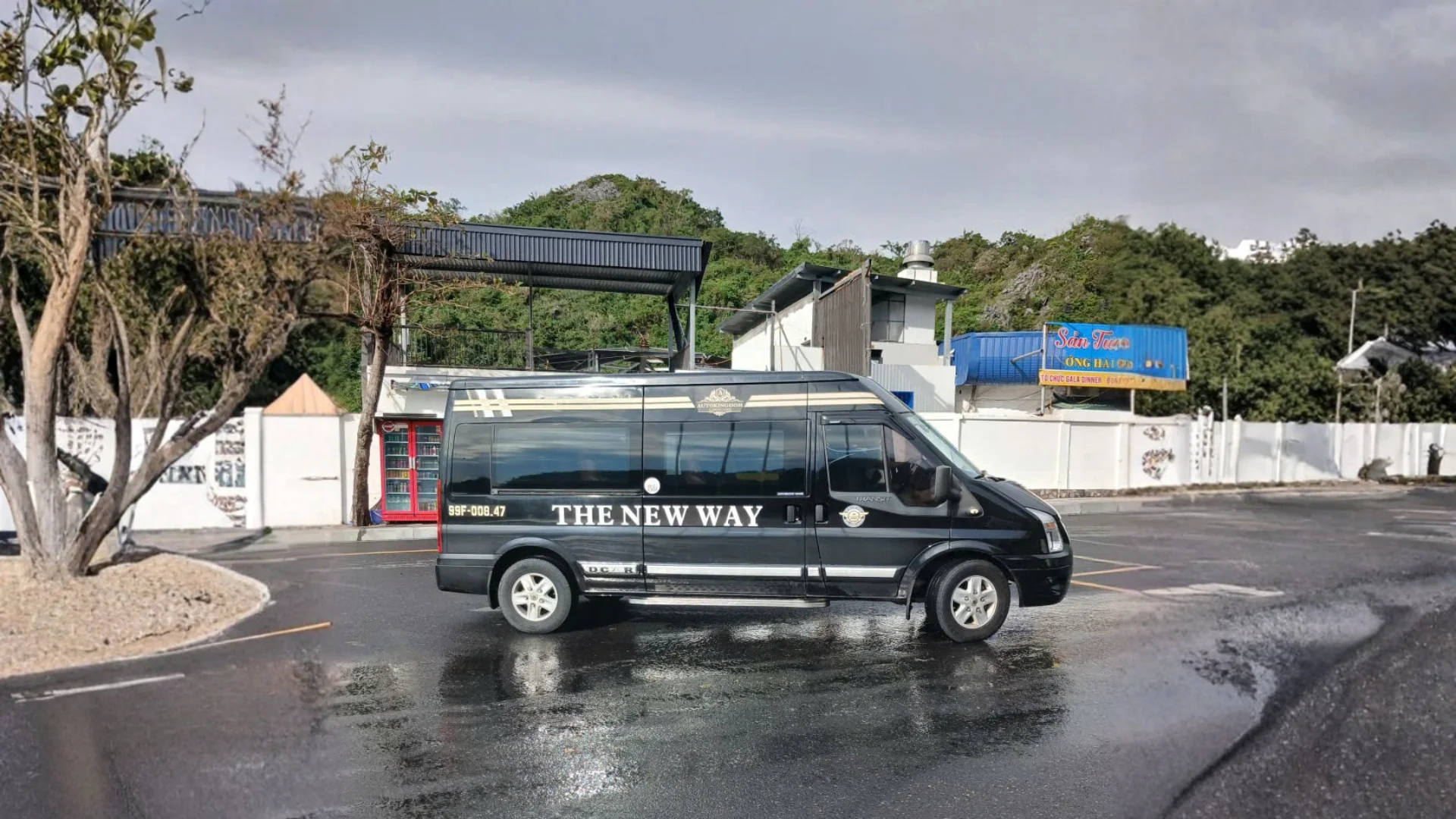 10 seat limousine bus for the Ha Long to Cao Bang route